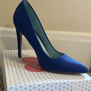 Blue stiletto pumps
